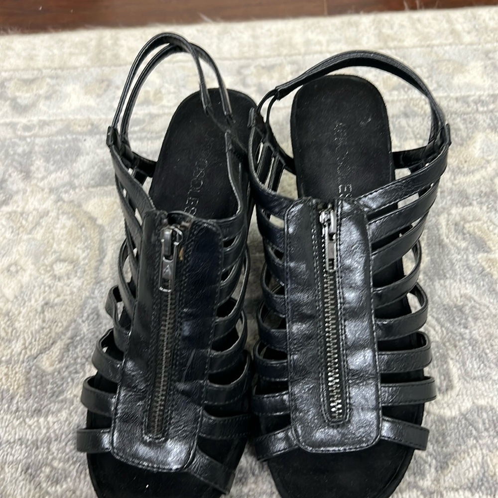 Aerosols Black leather sandals, size 9W, EUC